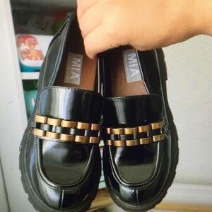 MIA/“GABINA” BLACKw GOLD LINK LUG LOAFERS